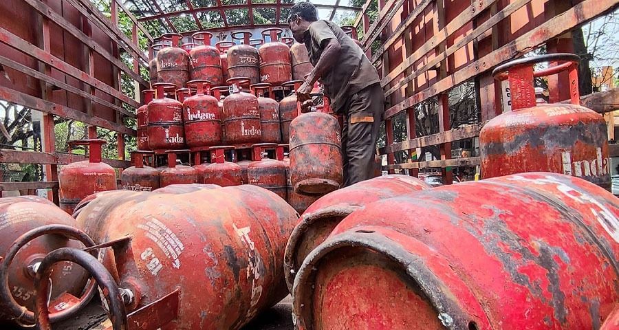 LPG Price Hike: দাম বাড়ল এলপিজির