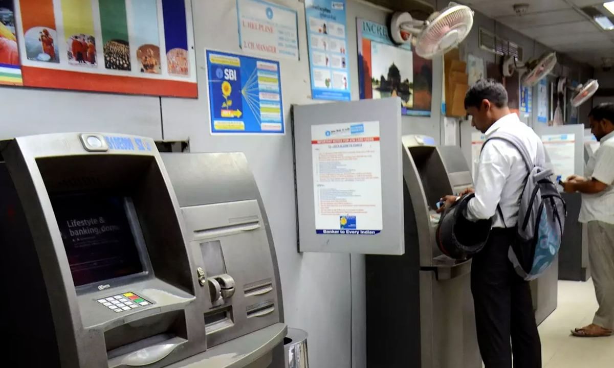 ATM: কাঁধের ওপর দিয়ে পিন দেখছে প্রতারক