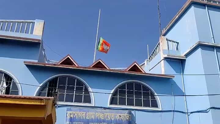 Panchayat Election 2023: পতাকা লাগানোকে ঘিরে তীব্র বিতর্ক Panchayat Election 2023: পতাকা লাগানোকে ঘিরে তীব্র বিতর্ক