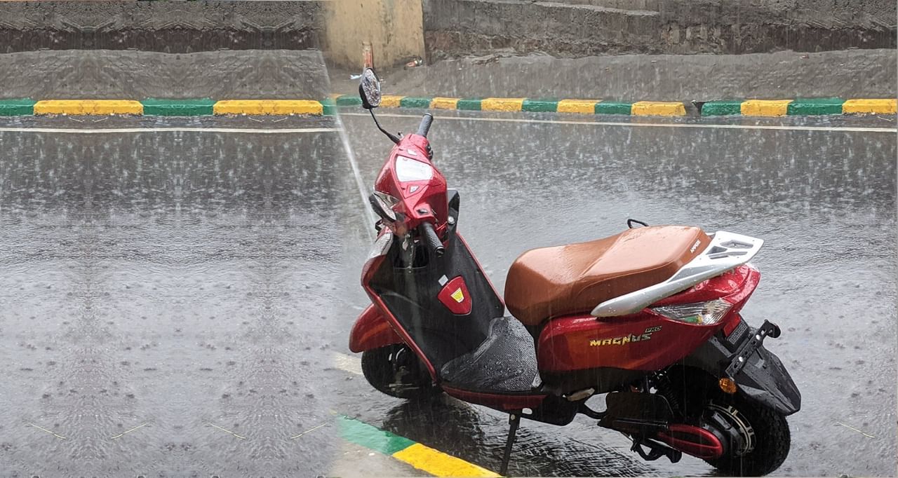 Scooter In Rain: বৃষ্টিতে ই -২চাকায় কোন বিপদ?