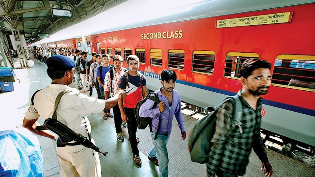 AC Train: পুজোতে ভিড় এসি ট্রেনে!