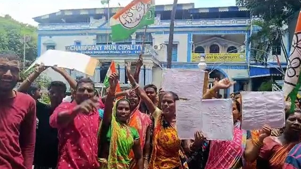 TMC: দলের ঝান্ডা নিয়েই তৃণমূলের বিরুদ্ধে প্রতিবাদ!