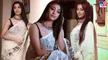 Paoli Dam: সাদা-কালো শাড়ি আর আলো-আঁধারিতে কবিতা আঁকলেন পাওলি, ছবি দেখে ভালবাসা উজাড় ভক্তদের