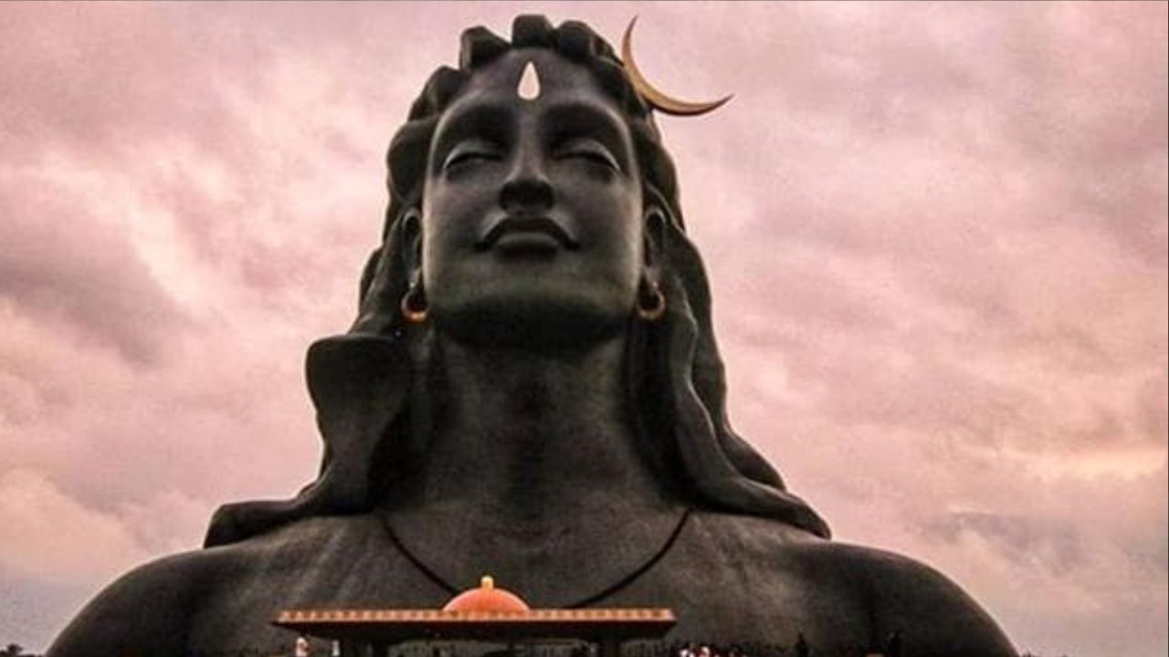  ধ্যনমগ্ন শিবকেই শিবলিঙ্গের প্রতীক হিসেবে হিন্দু ধর্মে গণ্য় করা হয়। হিন্দু মন্দিরগুলিতে সাধারণত শিবলিঙ্গেই শিবপুজো করা হয়। শিবলিঙ্গের মাথায় জল ঢেলে পুণ্য়লাভ করেন ভক্তরা। 