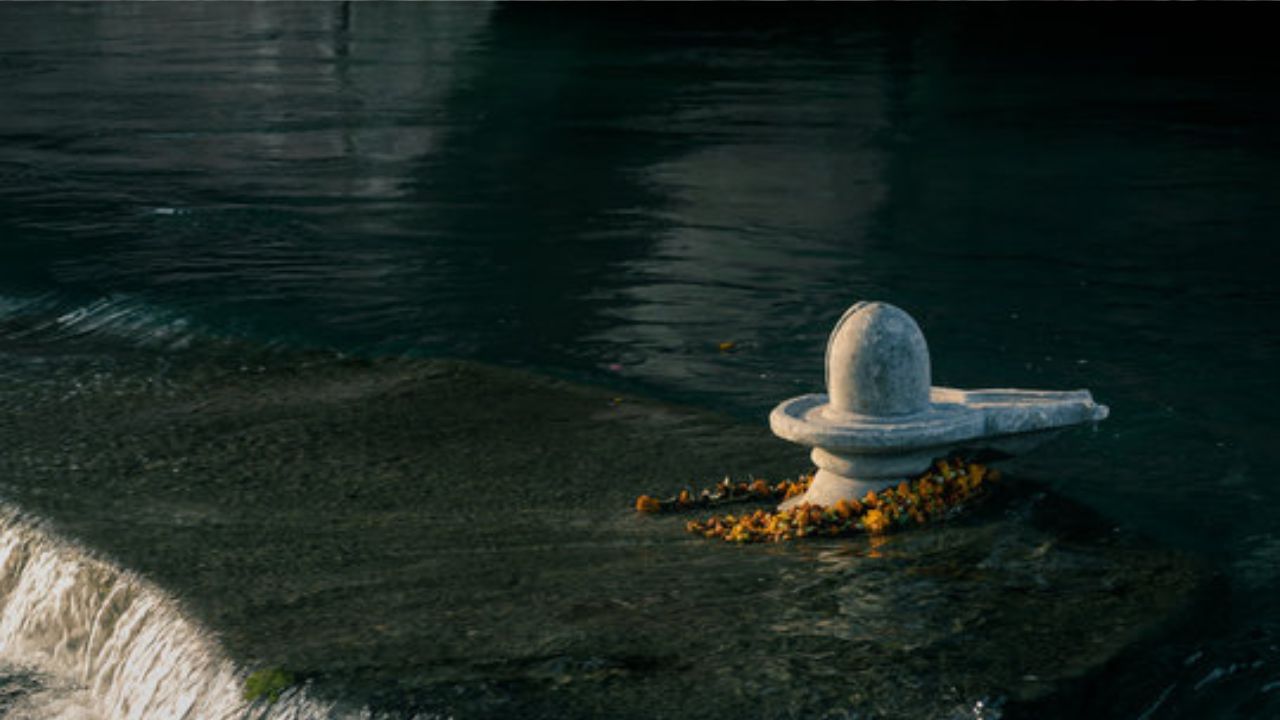 শিবলিঙ্গ কথার অর্থ হল পরমেশ্বর শিবের নির্গুণ ব্রহ্মার সত্ত্বার একটি প্রতীকচিহ্ন। শিবলিঙ্গের উপরে ৩টি সাদা তিলক রেখা থাকতে দেখা যায়, তাকে ত্রিপুণ্ড্র বলা হয়। 