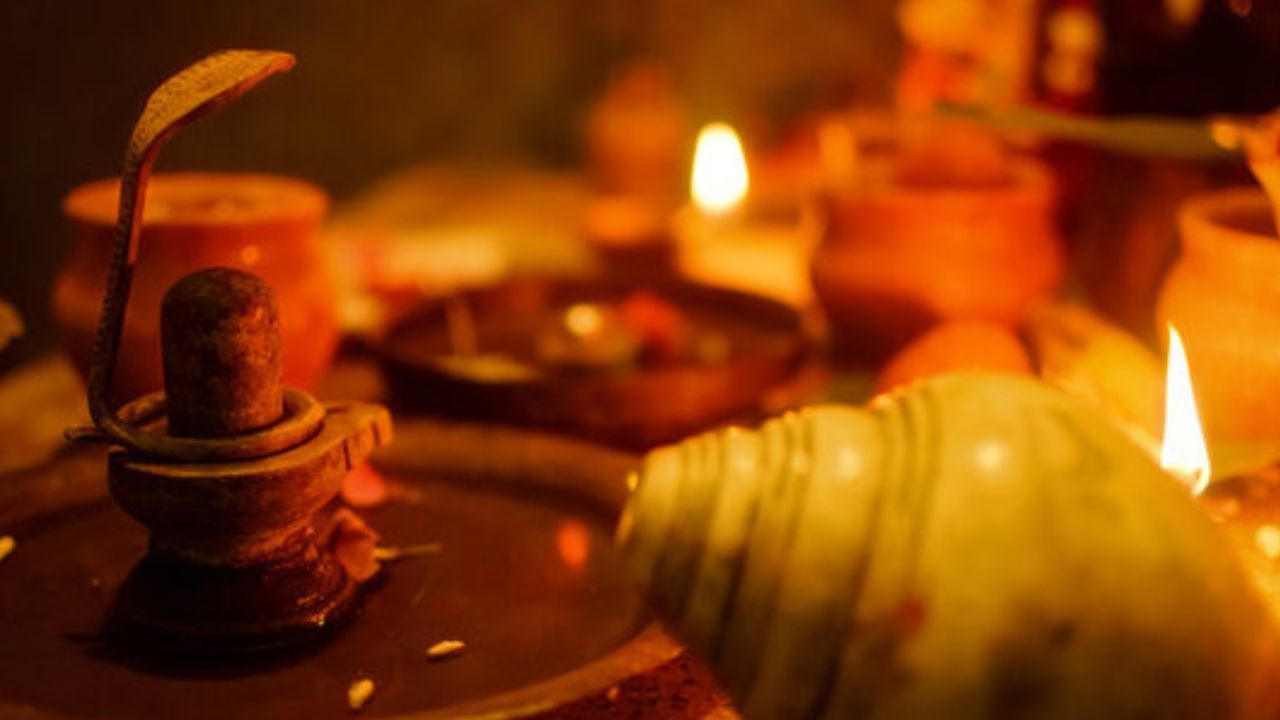 দেবাদিদেব মহাদেবকে পঞ্চমুখও বলা হয়। কারণ পৃথিবী, জল, আগুন, বায়ু এবং আকাশ এই পাঁচটি উপাদান হল শিবের পাঁচটি মুখ। যোগশাস্ত্রে লাল, হলুদ, সাদা, গাঢ় ও কালো এই পাঁচটি উপাদানের রং বর্ণনা করা হয়েছে।