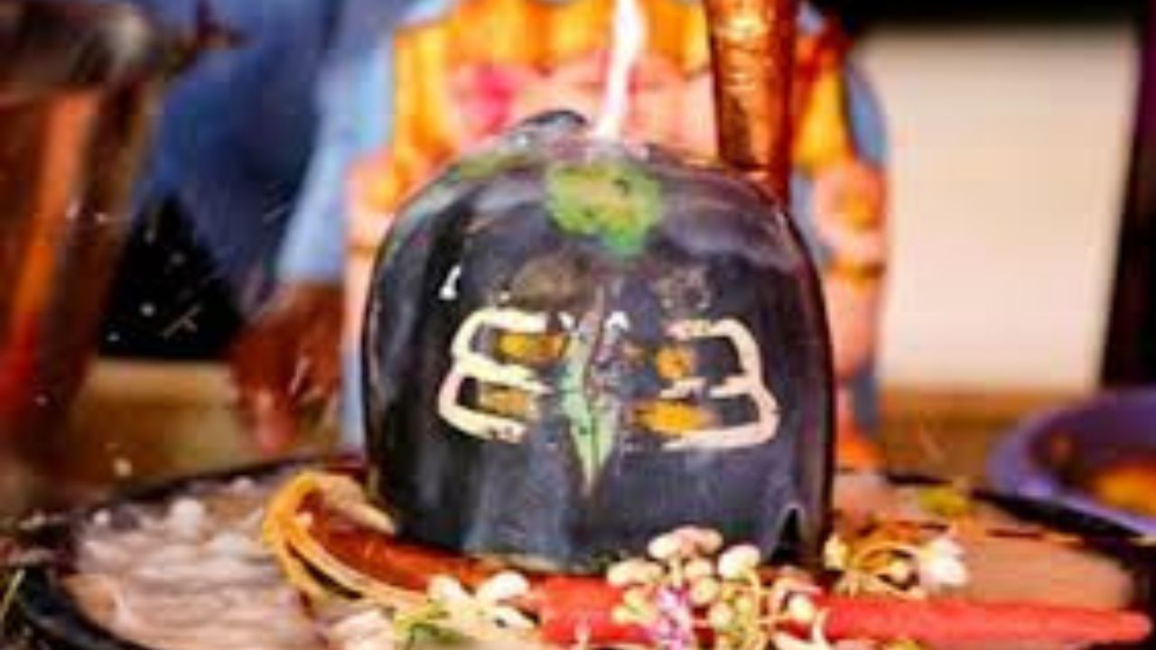 তাই মহাদেবকে বলা হয় জনগণের দেবতা। হিন্দুধর্ম মতে, অল্পতেই সন্তুষ্ট হোন মহাদেব। তা সে পাতা, ফুল, ফল বা অঞ্জুলি বা জলের পাত্রই হোক না কেন।