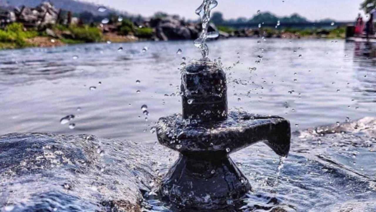 শিবলিঙ্গের রহস্য: লিঙ্গ শব্দের অর্থ যা সবকিছু শোষণ করা। এর অর্থ হল, বীজ, অতিসূক্ষ্ম কণা, চিহ্ন ইত্যাদি। তাই অনন্ত, শূন্য, আকাশ, মহাবিশ্বের প্রতীক হওয়ায় একে লিঙ্গ বলা হয়। 