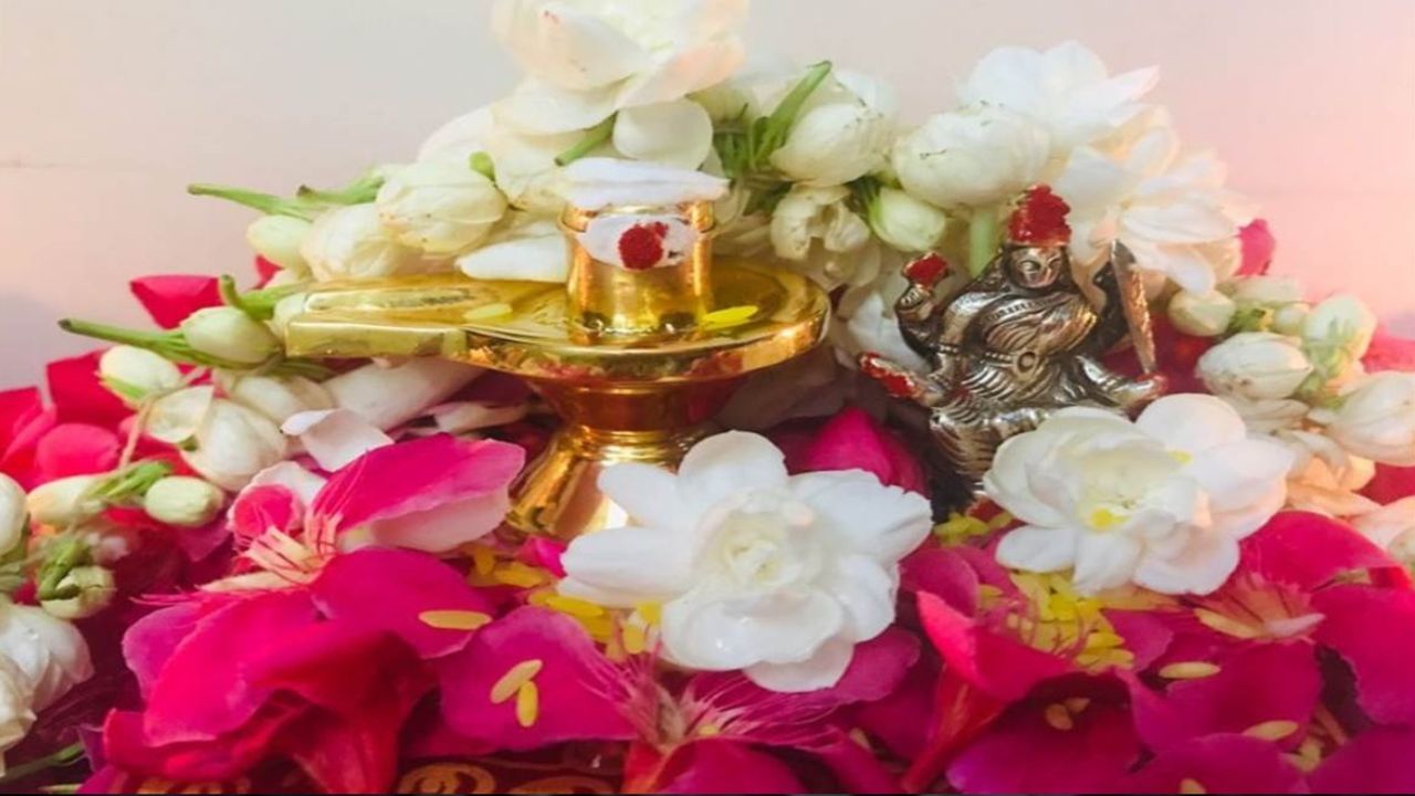 শিব ছাড়া পূজা অসম্পূর্ণ: শিব স্বয়ং কর্ম পুরাণে বলেছেন যে আমি বিষ্ণু ও দেবী। তাই আদি দেব, সকল দেবতার ঈশ্বর, মহাদেব, ত্রিদেব হলেন স্বয়ং শিব। 