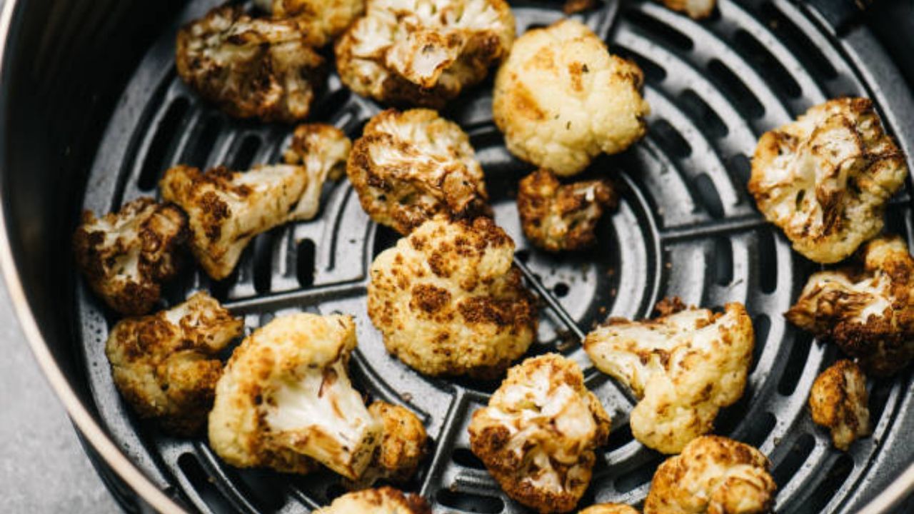 সহজপাচ্য হলেও স্বাস্থ্যের জন্য সবসময় ভাল হয় না এয়ার ফ্রায়ারে তৈরি খাবার। এয়ার ফ্রায়ারে উচ্চ তাপমাত্রা খাবার রান্নায় হয়। অতিরিক্ত তাপমাত্রায় খাবারের পুষ্টিগুণ নষ্ট হয়ে যায়।