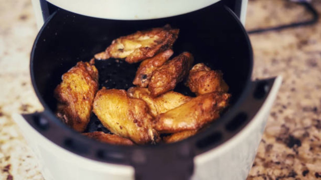 এয়ার ফ্রায়ারে কম তেলে মুখরোচক খাবার চটজলদি তৈরি হয়ে যায়। কোনও ঝক্কি পোহাতে হয় না। মাছ, মাংস, পনির, সবজি মশলা দিয়ে ম্যারিনেট করে একটু তেল মাখিয়ে নিলেই কাজ শেষ। 