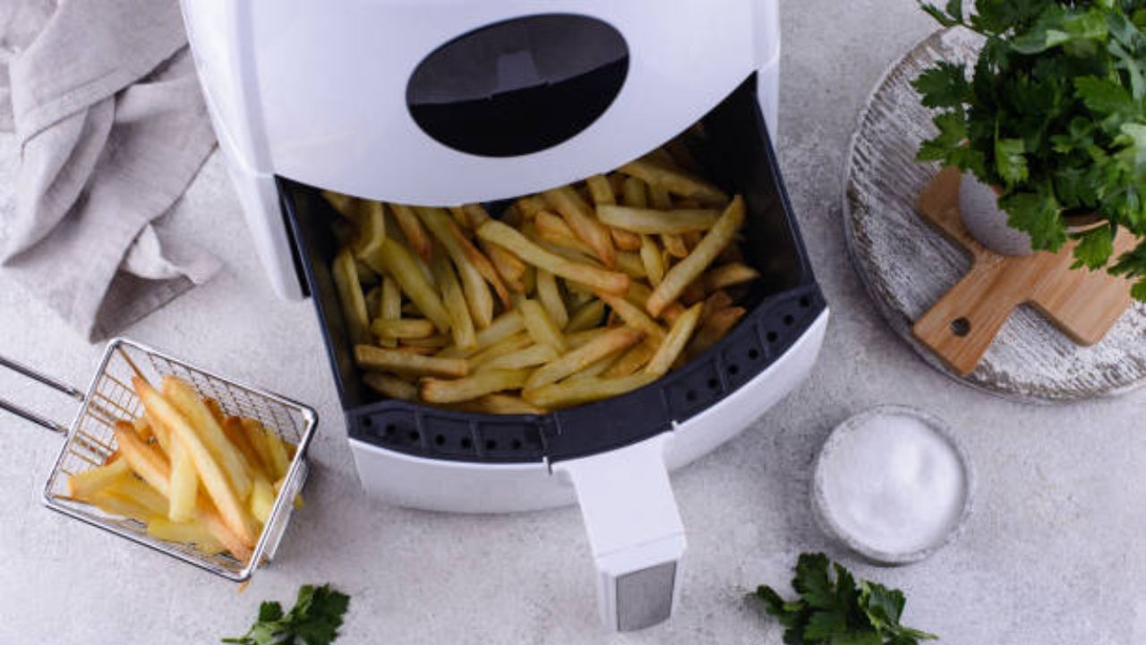 স্বাস্থ্যের কথা ভেবে বেশিরভাগ মানুষ কম তেলে খাবার খাওয়া শুরু করেছেন। যে কারণে ননস্টিকের পাশাপাশি এয়ার ফ্রায়ারের চল বেড়েছে। 