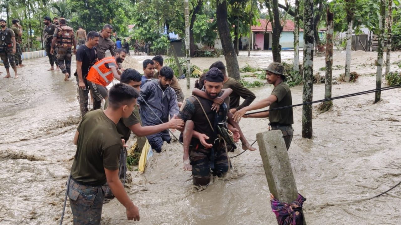 North Bengal Rain: বিপদে ত্রাতা জওয়ানরা, প্লাবিত এলাকা থেকে কোলে-পিঠে করে আনছেন শিশু-বৃদ্ধদের