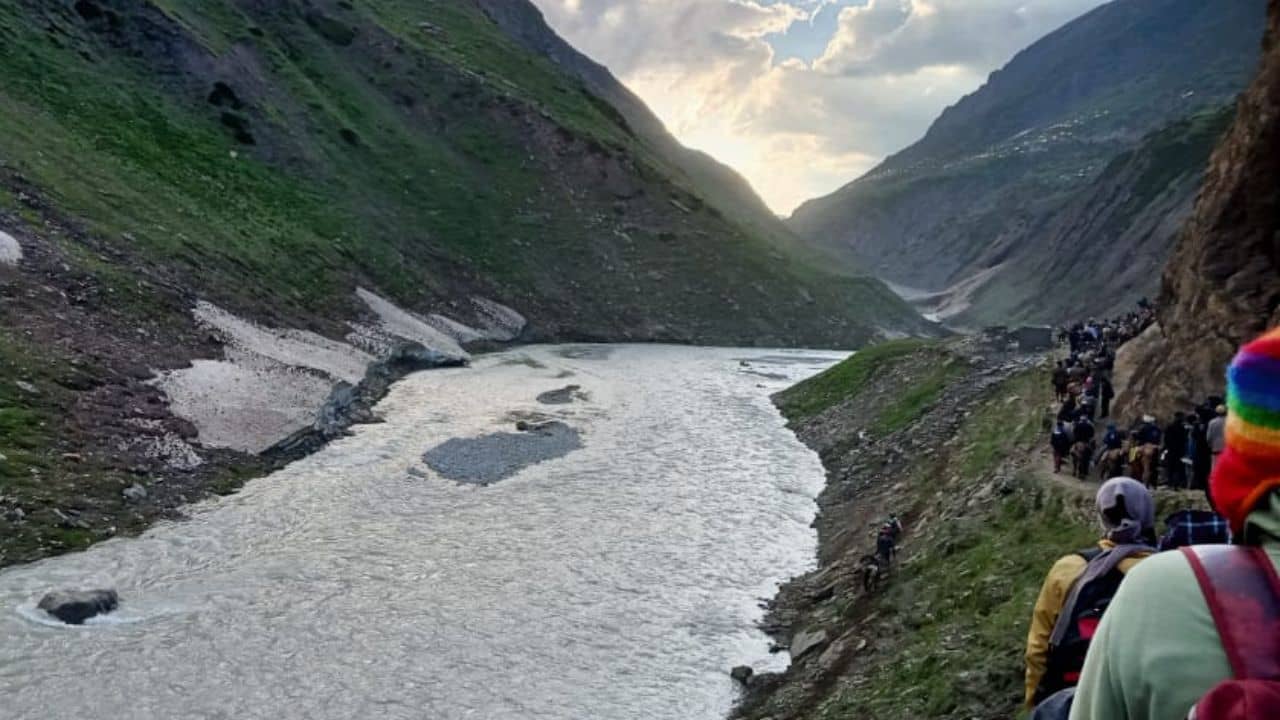 Amarnath Yatra: ৭ দিনের মাথাতেই স্থগিত হয়ে গেল অমরনাথ যাত্রা, বেস ক্যাম্পে আটকে ৭ হাজারের বেশি পুণ্যার্থী