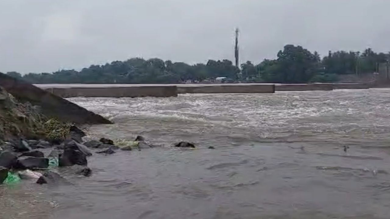 Atraye River: বিপদের নাম নদী বাঁধ, শাসকদলের নেতারা যেতেই ফুঁসে উঠলেন এলাকার লোকজন