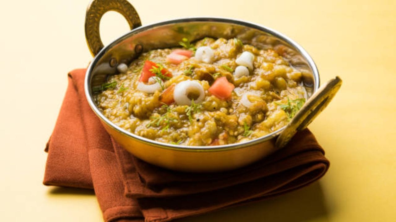 এর মধ্যে হাফ চামচ লঙ্কা গুঁড়ো, সামান্য হলুদ আর এক চামচ সর্ষের তেল দিয়ে ভাল করে মেখে নিতে হবে। বেগুনের মাঝেও চামচ দিয়ে মশলা দিয়ে দিতে হবে। 