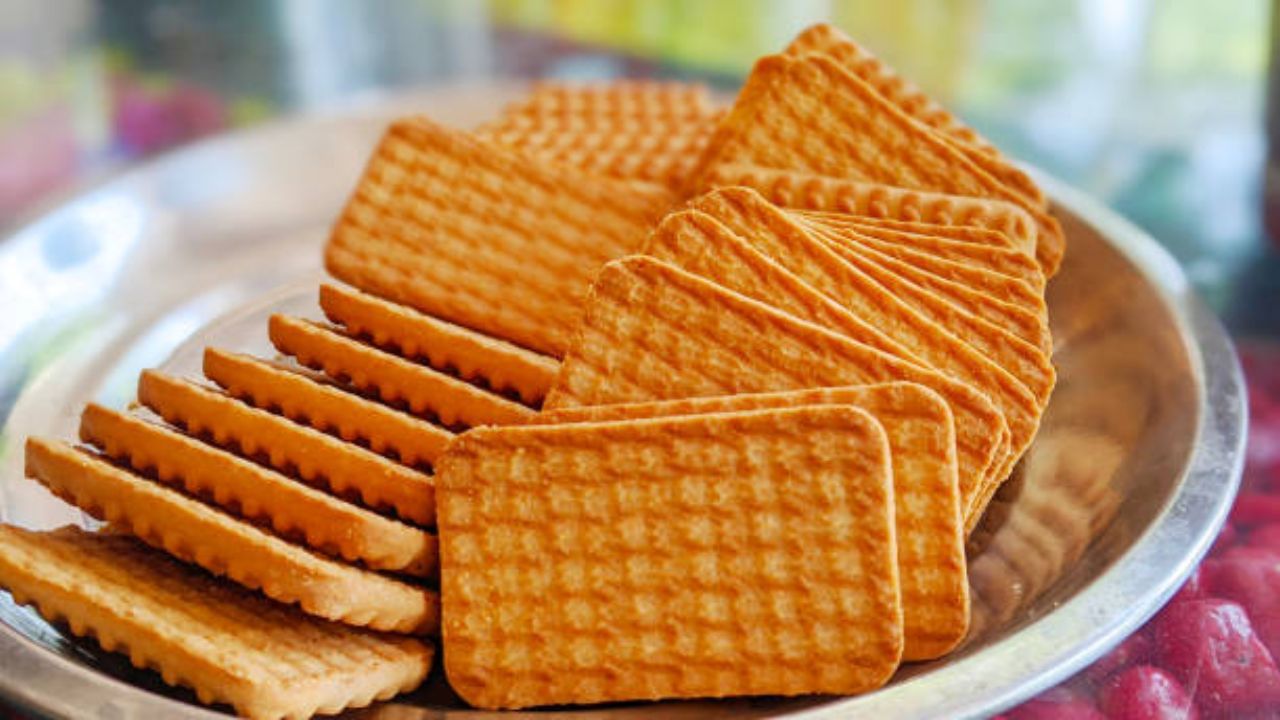 Biscuit Storing Tips: নেতিয়ে যাওয়া বিস্কুট মুচমুচে হবে ২ মিনিট, কাজে লাগান এই টোটকা