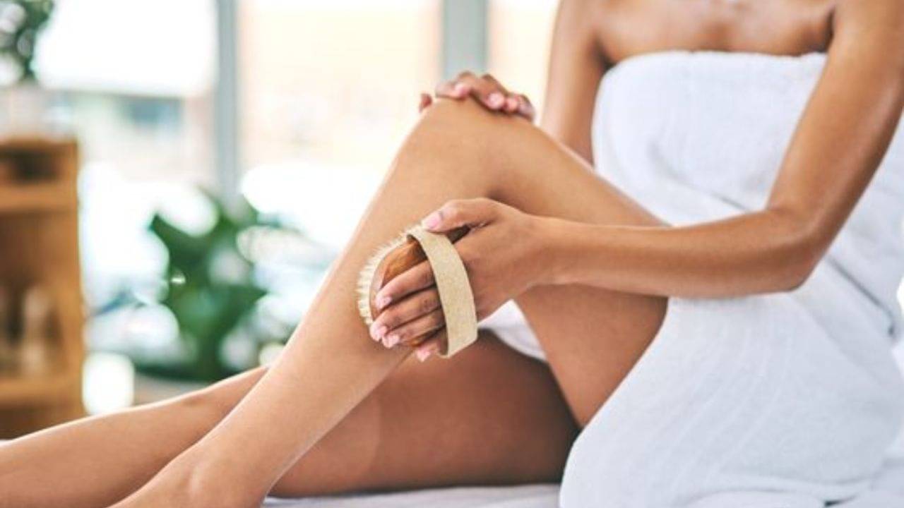 Body Polishing At Home: পার্লারের এক গাদা টাকা বাঁচিয়ে, বাড়িতেই বডি পলিশিং করুন সহজে