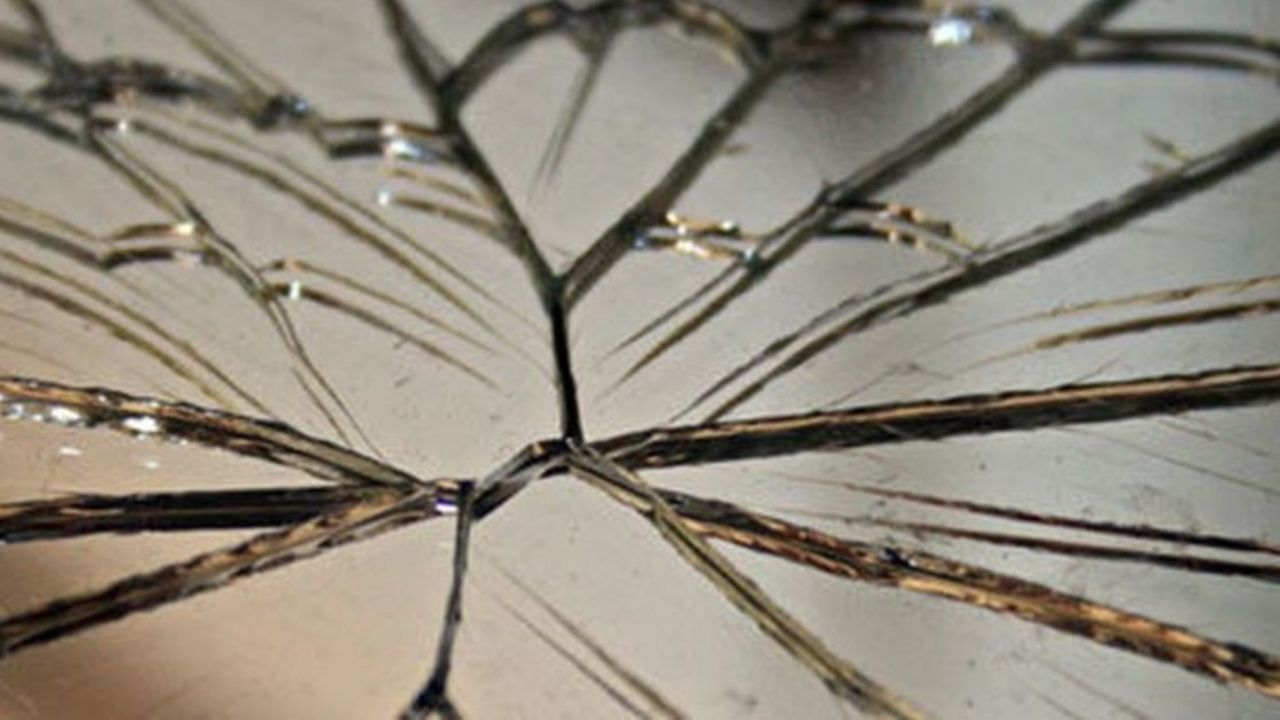 হঠাৎ কাচ বা আয়না ভেঙে গেলে বা ঘরের জানালার কাচ ভেঙে গেলে তা অশুভ। জ্যোতিষশাস্ত্র অনুযায়ী, ঘরে যদি কোনও কাঁচ ভেঙে যায়, তার মানে আসন্ন সংকট এড়ানো কঠিন হয়ে পড়তে পারে। এর জন্য ঈশ্বরকে প্রনাম জানিয়েপুজোর ঘরে প্রদীপ জ্বালিয়ে ভোগ নিবেদন করতে পারেন। 