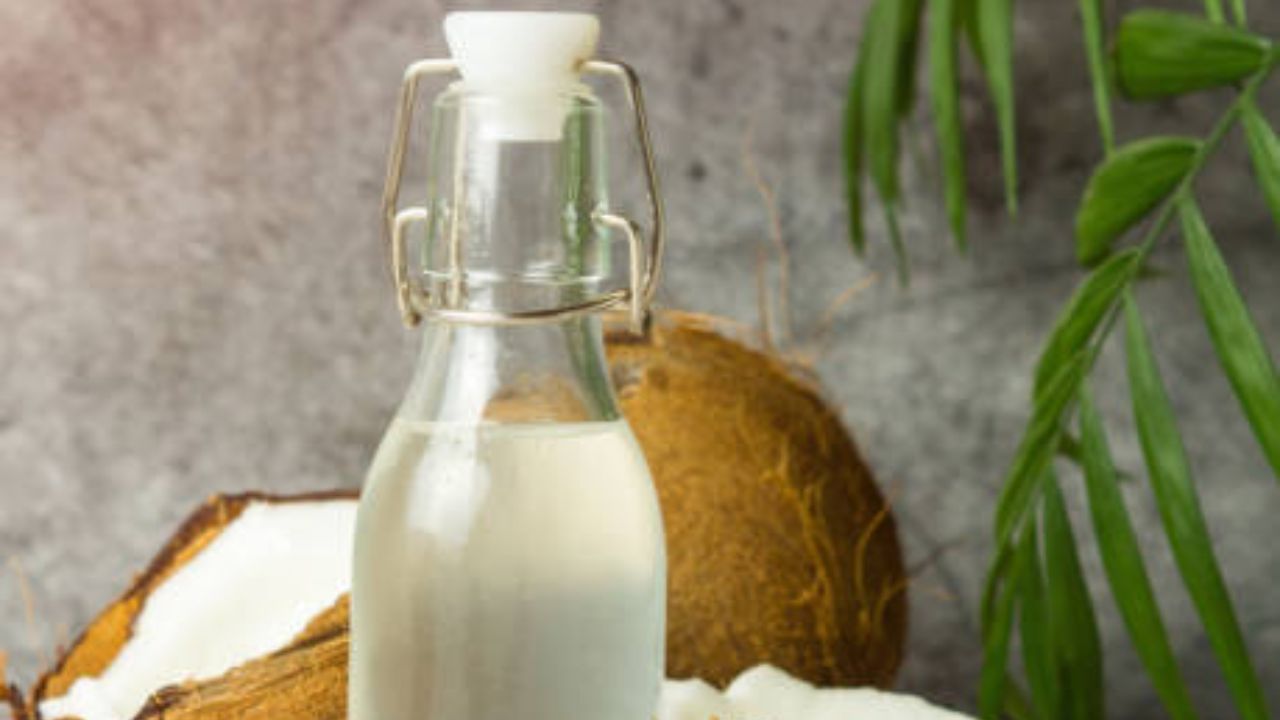 এবার ওর মধ্যে কাঁচা দুধ, অ্যালোভেরা জেল দিয়ে খুব ভাল করে মিশিয়ে নিতে হবে। এবার একে এক চামচ মধু মিশিয়ে নিন। ব্যাস তৈরি ফেস ম্যাসাজ সিরাম। 