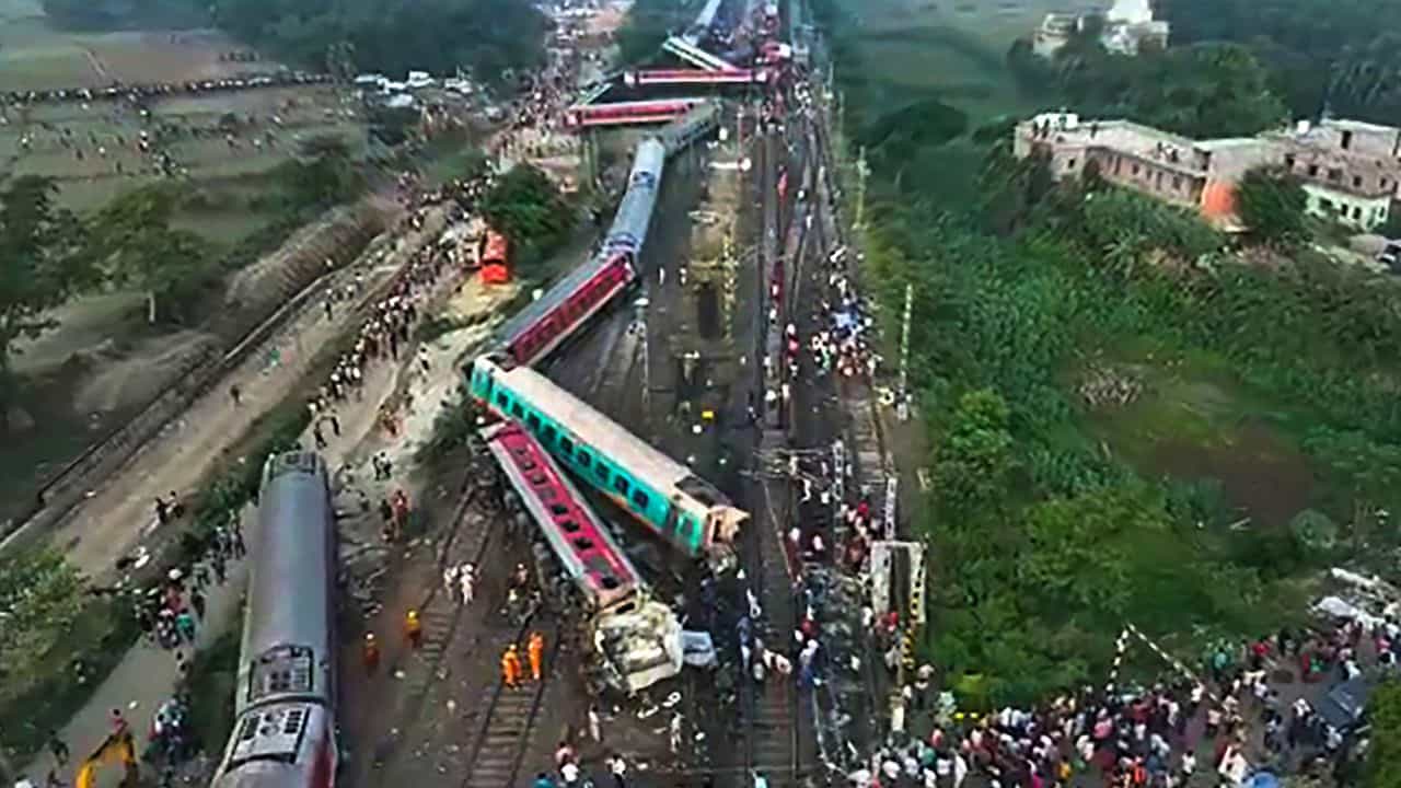 Coromandel Express accident: বালেশ্বরে করমণ্ডল এক্সপ্রেস দুর্ঘটনায় গ্রেফতার ৩ রেলকর্মী Coromandel Express accident: বালেশ্বরে করমণ্ডল এক্সপ্রেস দুর্ঘটনায় গ্রেফতার ৩ রেলকর্মী