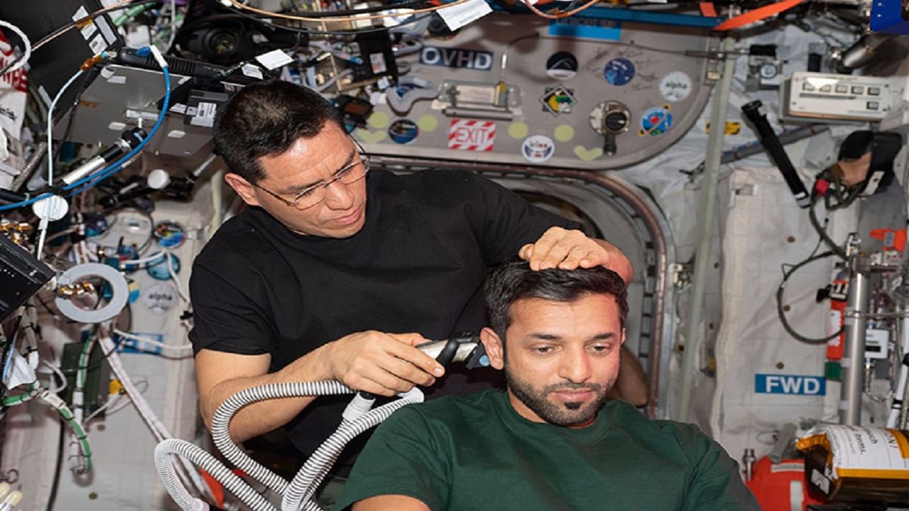 Astronaut's Hair Cut: ট্রিমার না ভ্যাকুয়াম ক্লিনার! নভোচারীরা মহাশূন্যে চুল কাটেন কীভাবে? জানলে চমকে যাবেন