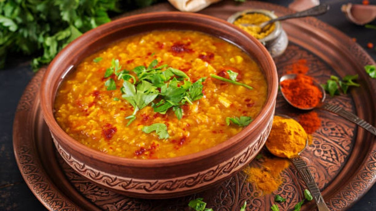 এক বাটি ডালের মধ্যে ফাইবার, প্রোটিন, আয়রন, ম্যাগনেশিয়াম, পটাশিয়ামের মতো প্রয়োজনীয় পুষ্টি রয়েছে। মুসুর, মুগ, বিউলি হোক বা ছোলা ডাল, যে কোনও ডালের মধ্যে পাবেন পুষ্টি।