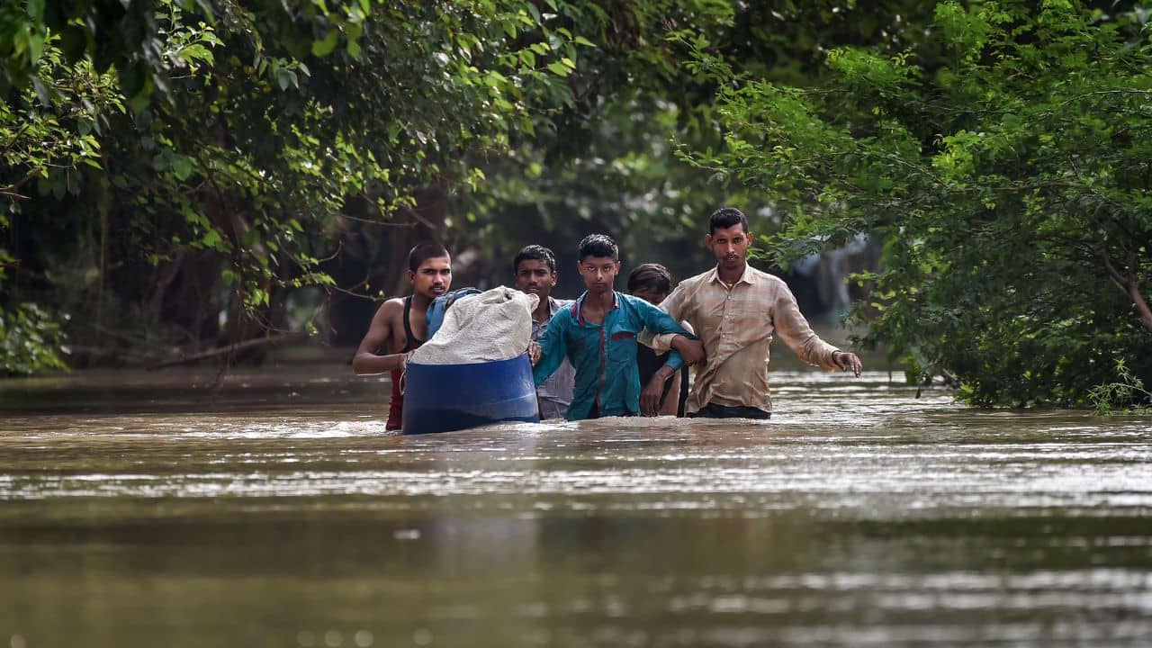Delhi Flood: ভাসছে দিল্লি, যমুনার জল পৌঁছল রিং রোডেও! বন্যা দেখতে বেরবেন না অনুরোধ কেজরীবালের