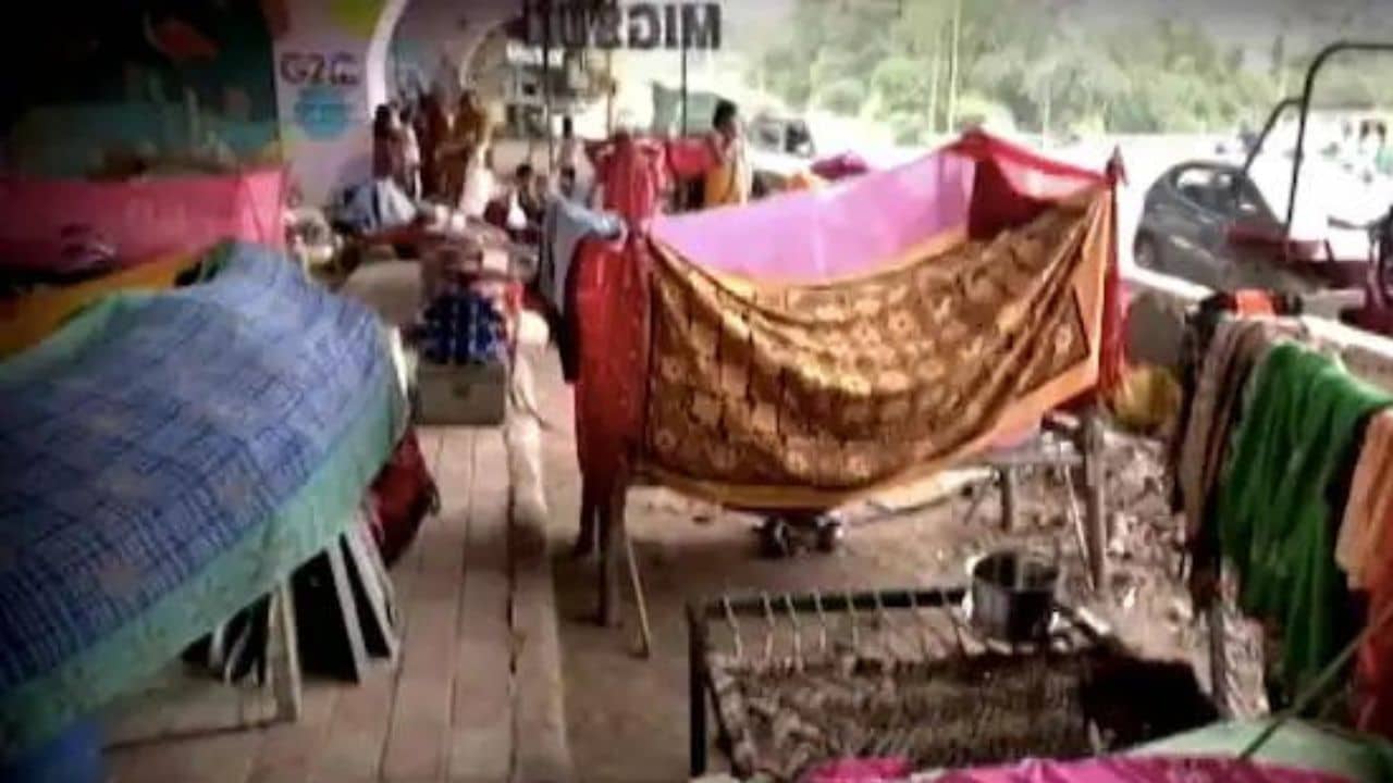 Delhi Rain: জল থেকে বাঁচাল ঠিকই, অথচ এক বিন্দু জলের জন্য হাহাকার, সন্তান বুকে আঁকড়ে ক্ষোভ মায়ের