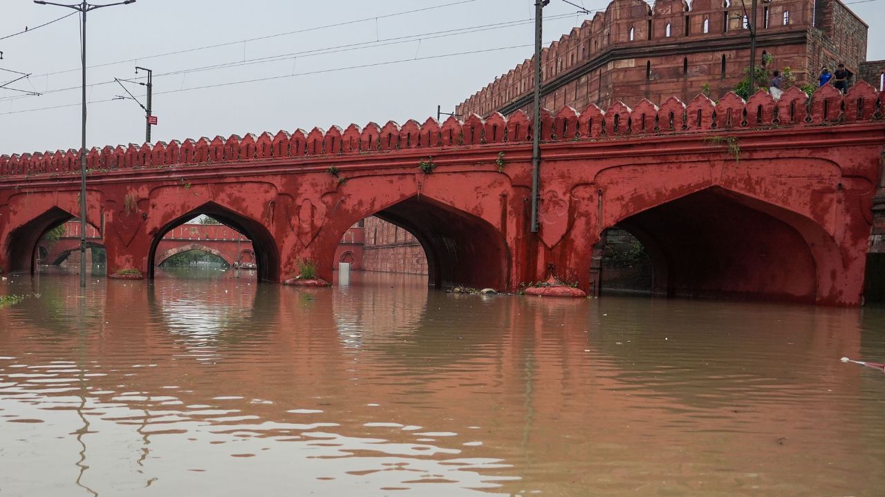 Delhi Rains: 'পরিস্থিতি স্বাভাবিক হয়ে যাবে যদি...', বন্যার মুখে দাঁড়িয়ে কী উপায় খুঁজে বের করলেন কেজরীবাল?