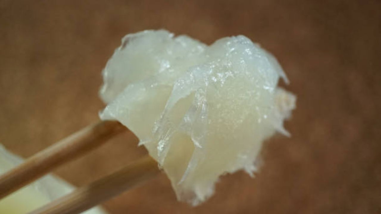 ভ্রূ-এর চুল পড়ে গেলে দেখতে মোটেই ভাল লাগে না। অনেকের ত্বক অতিরিক্ত শুষ্ক হয় বলে এই ভ্রূ এর চুল পড়ে যায়। আর এই ভ্রূ পাতলা হলে থ্রেডিং করলেও মোটে দেখতে ভাল লাগে না। 