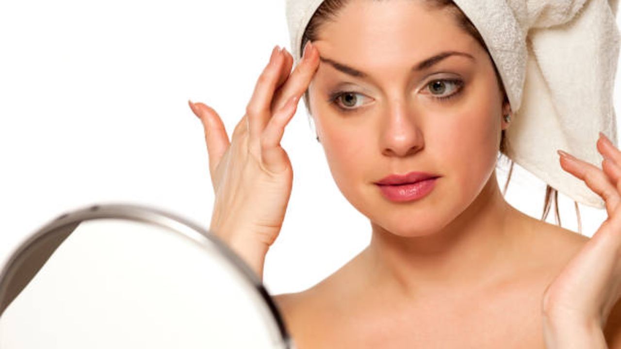 তবে সকালে উঠে মুখ আবার ভাল করে ধুয়ে নিতে হবে। বিশেষত চোখের পাতা, ভ্রূ এসব ভাল করে ধুয়ে নেবেন। 