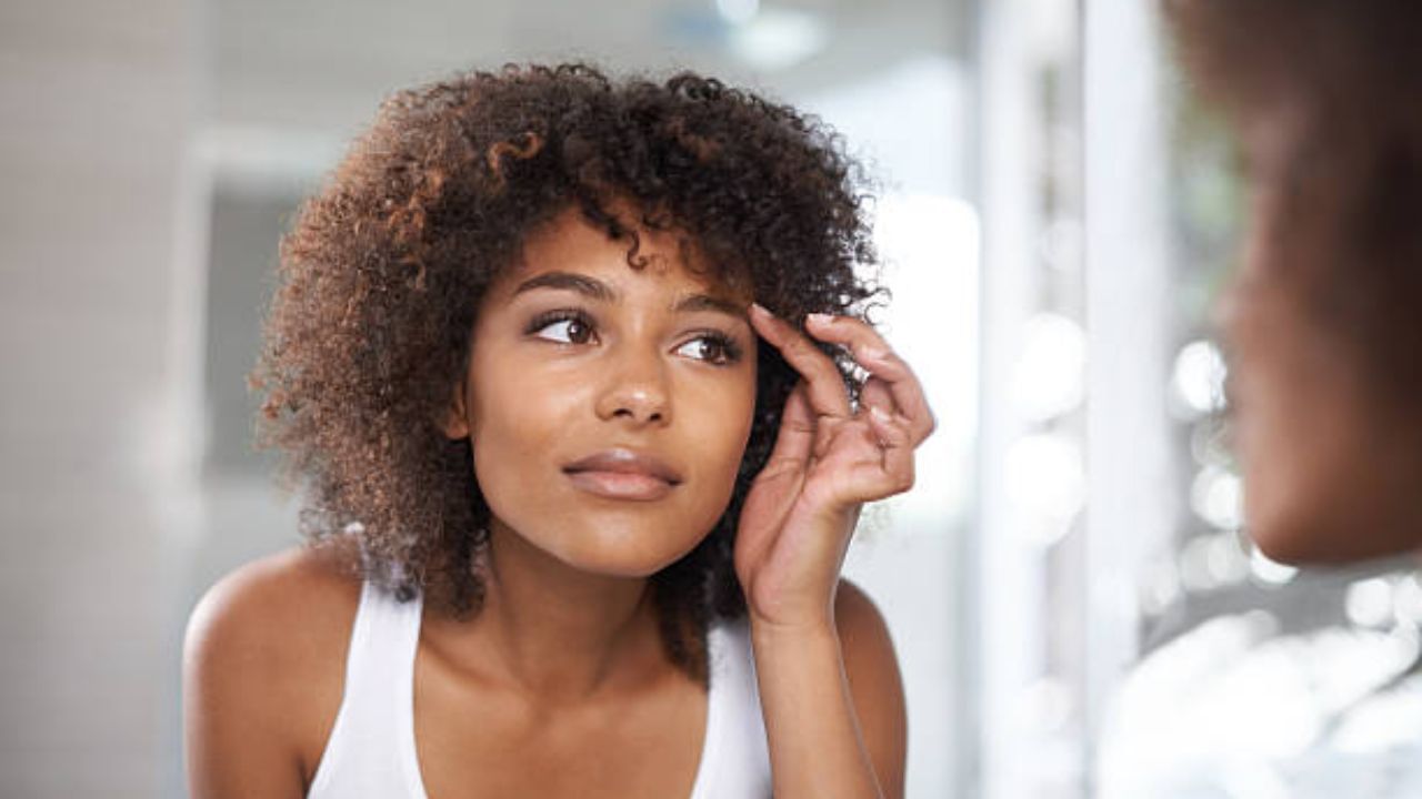 এই ক্যাস্টর অয়েল আর নারকেল একসঙ্গে মিশিয়ে চুলে লাগালে চুলও বাড়ে। সেই সঙিগে চুল পড়া কয়েকদিনেই কমে যায়। 