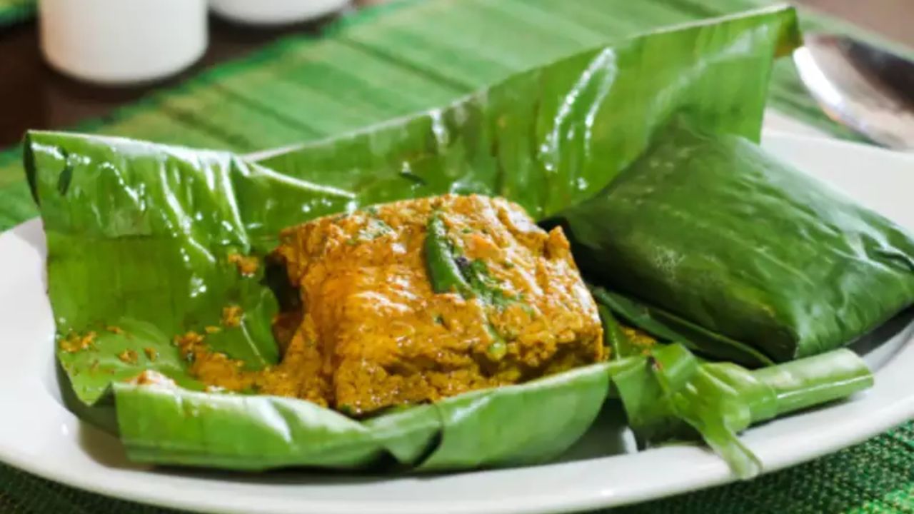 প্রতিটা পদ একই উপায়ে রান্না হয় না। পাতুরি করতে গেলে যেমন কলা পাতার প্রয়োজন, তেমনই ভাপা ইলিশ করতে পারেন স্টিলের কৌটোতে। তাই যে মাছের পদের জন্য যে রেসিপি, তাই সঠিকভাবে কাজে লাগান। 