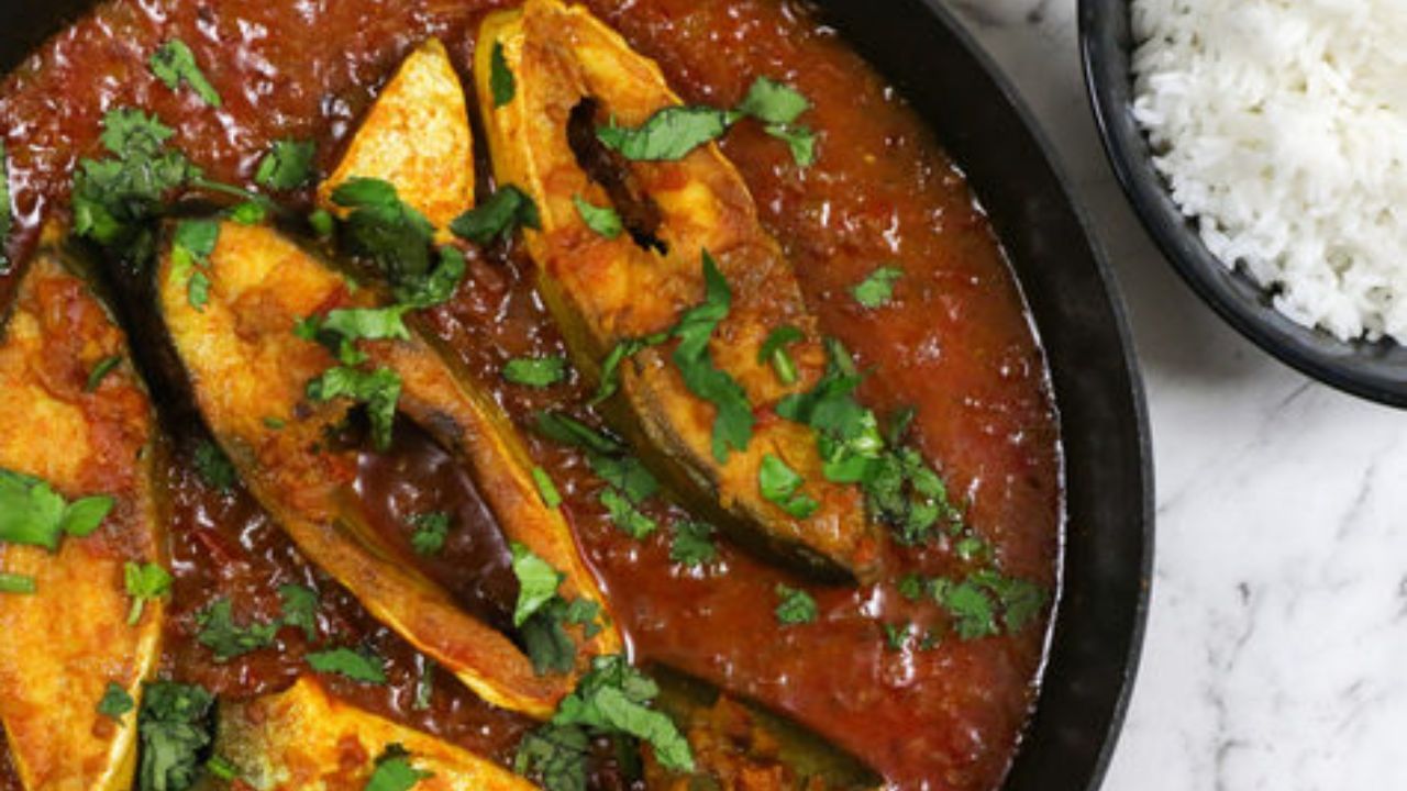 মাছের নিজস্ব স্বাদ রয়েছে। কিন্তু মাছের তৈরি পদে যত বেশি মশলা দেবেন, স্বাদ আরও বাড়বে। মাছের সব রেসিপিতে আদা, রসুন, পেঁয়াজ ব্যবহার হয় না। তাই রেসিপি অনুযায়ী মশলা দিন। 