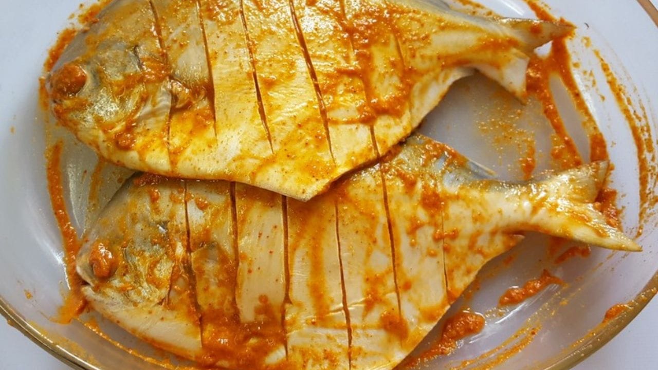 ইলিশ মাছ অনেকে কাঁচা দিয়ে দেন ঝোলে। এতে ইলিশের স্বাদও হয়। কিন্তু সব মাছ কাঁচা রান্না করা যায় না। মাছ ম্যারিনেট করে রেখে রান্না করলে তার স্বাদ বাড়ে। ফিশ ফ্রাই, ফিশ তন্দুরি, ফিশ কারি রান্না করতে হলে মাছ ম্যারিনেট করে রান্না করুন। 