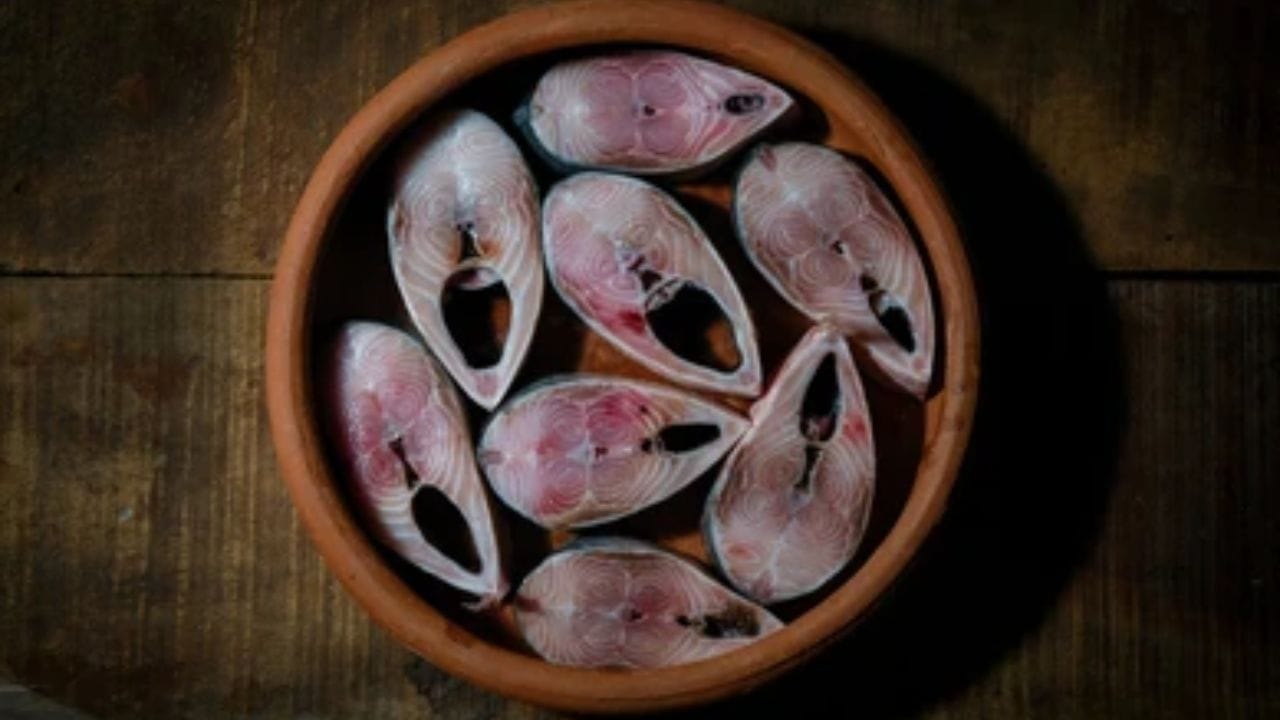 মাছের আঁশটে গন্ধ দূর করা জরুরি। তাই বাজার থেকে মাছ কিনে এনে ভাল করে বেছে, কেটে ও ধুয়ে নিন। এতে মাছের আঁশটে গন্ধ দূর হয়ে যাবে এবং খাবারে স্বাদও আসবে।