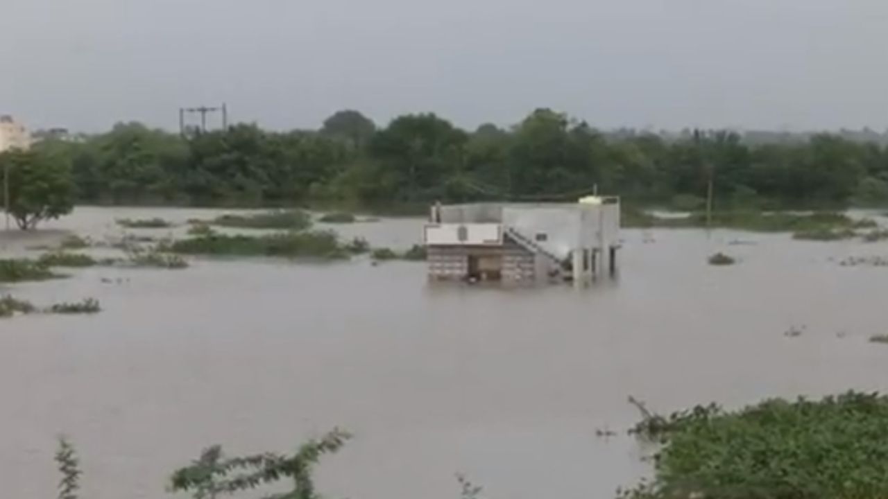 Flood Situation: কোথাও হলুদ, কোথাও কমলা সতর্কতা জারি, বিপর্যয় থেকে কবে মিলবে রেহাই?