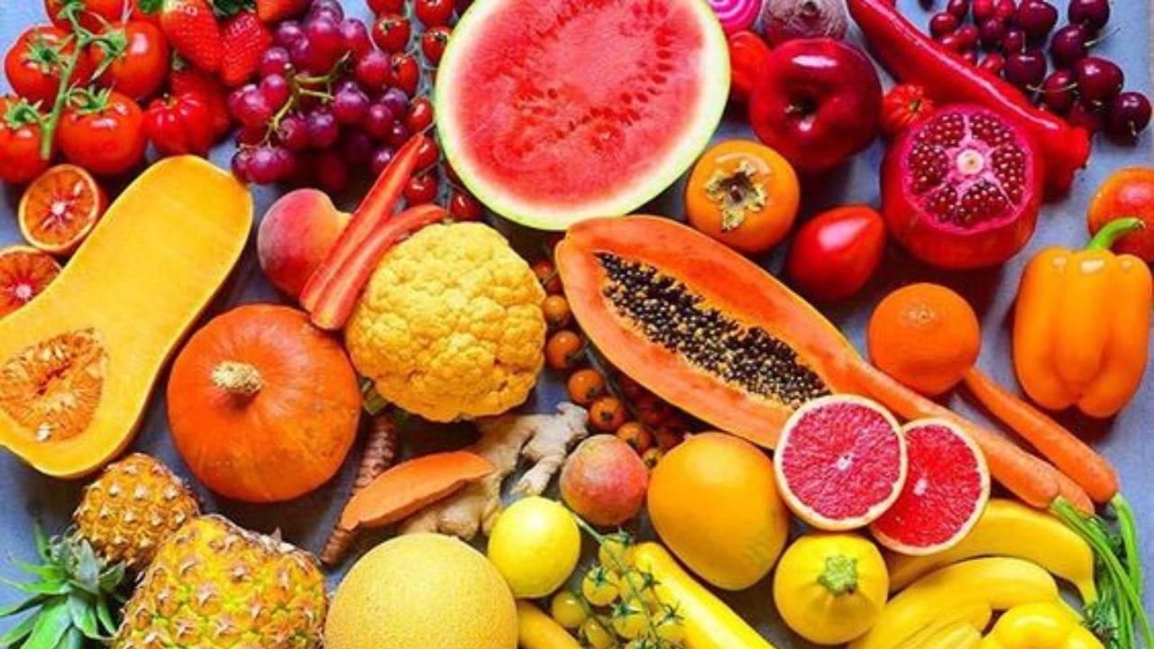 ত্বক ভাল রাখতে ফাইবার ও ভিটামিন সি সমৃদ্ধ ফল খান। দৈনিক এই ফল খেলে ফিরতে বাধ্য় ত্বকের হারানো জেল্লা। কয়েক সপ্তাহ এই নিয়ম মেনে চললেই প্রতিফলন দেখতে পাবেন।