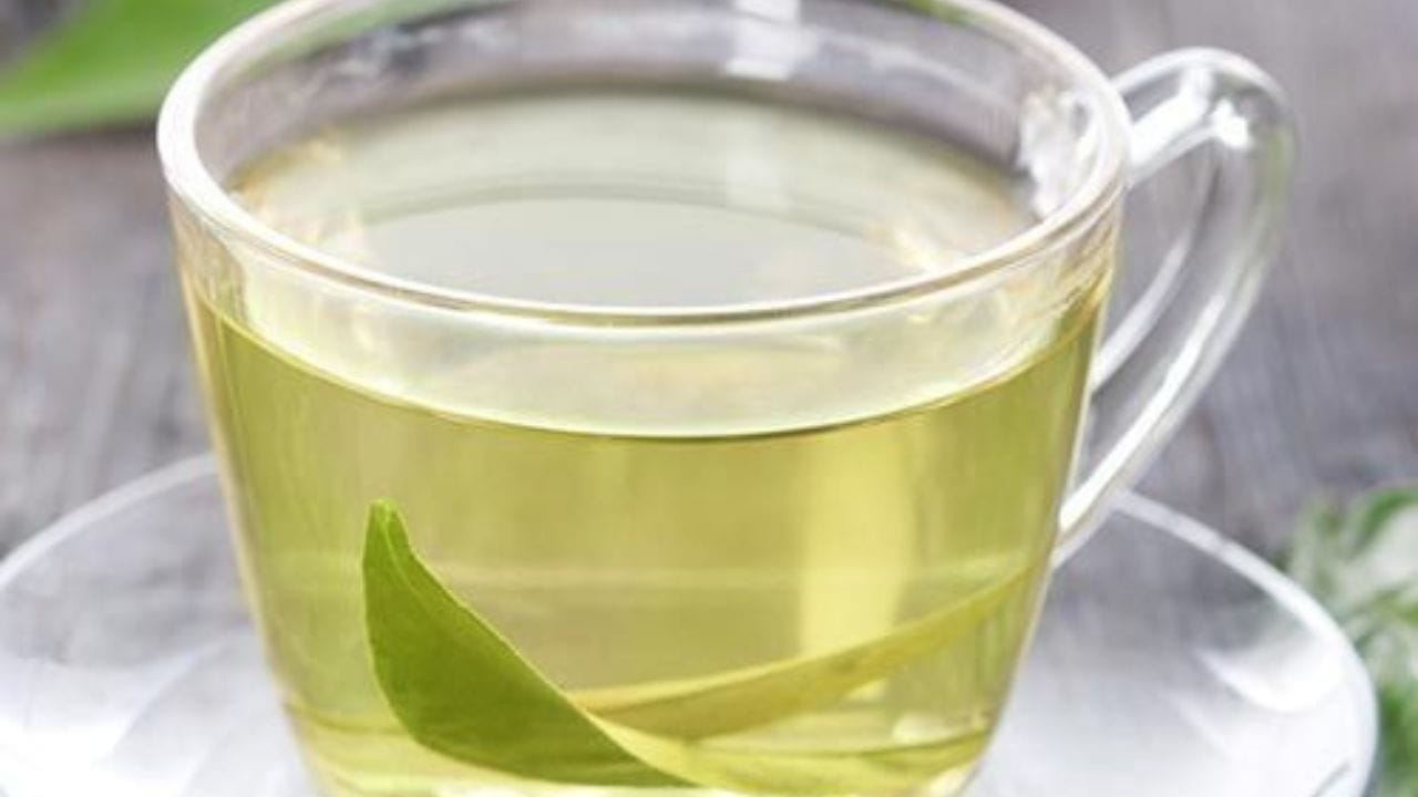 ওজন নিয়ন্ত্রণ করতে অনেকেই গ্রিন-টি পান করেন। তবে শুধু ওজন নিয়ন্ত্রণই নয়, ত্বকের খেয়াল রাখতেও এর জুড়ি নেই। যদি সুন্দর ত্বক চান তবে অবশ্যই নিয়মিত গ্রিন-টি পান করুন।