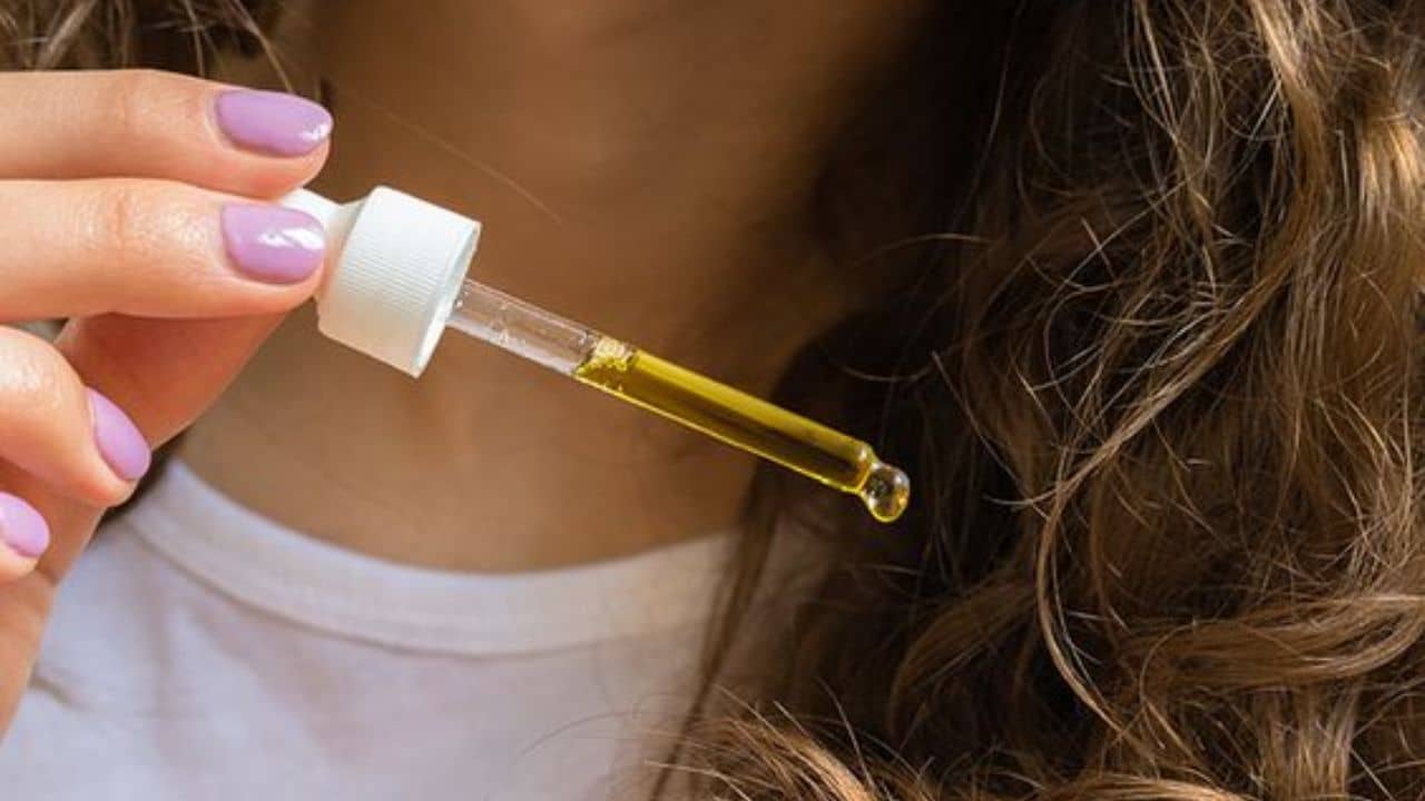 Hair Oil In Monsoon: বর্ষায় জেল্লা হারাচ্ছে চুল? সমাধান লুকিয়ে এসব বিশেষ তেলে, জানুন ব্যবহার