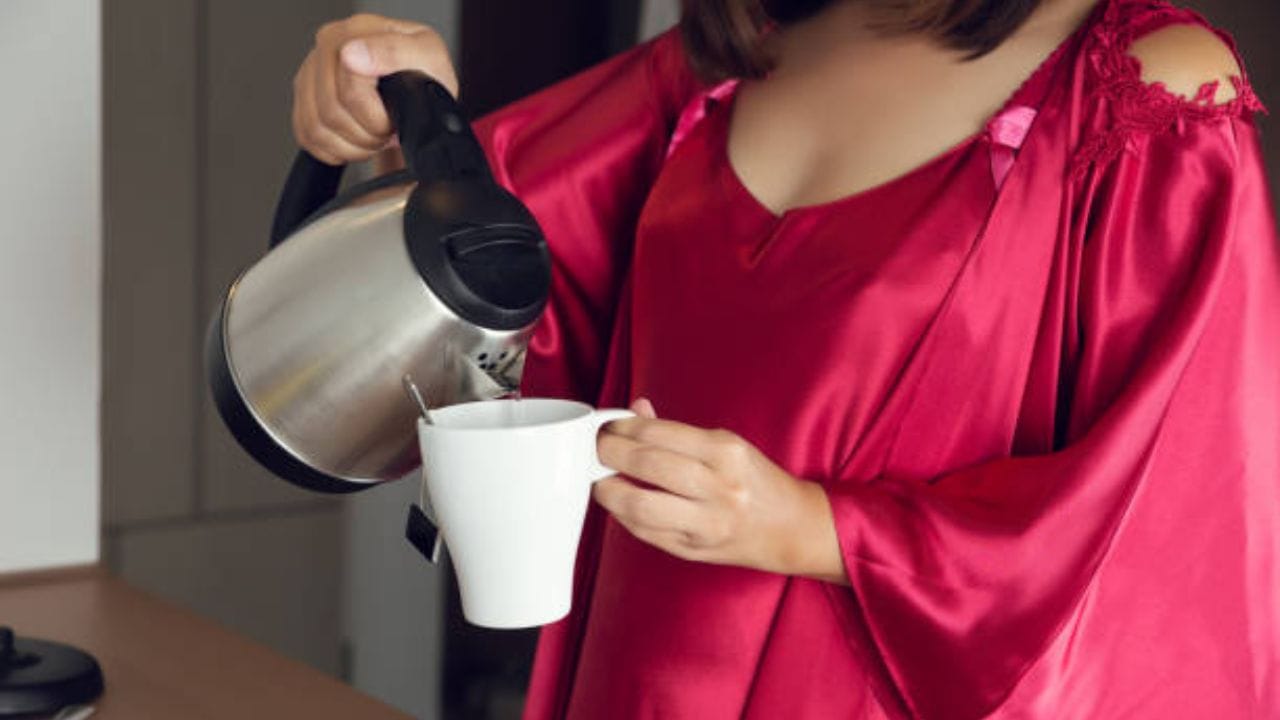 শরীর হাইড্রেটেড থাকলে একাধিক রোগের ঝুঁকি কমে যায়। দিনের শুরুতে গরম জল পান করলে সারাদিন হাইড্রেটেড থাকা যায়। হাইড্রেটেড থাকলে পুষ্টির পরিবহন, তাপমাত্রা নিয়ন্ত্রণ এবং জ্ঞানীয় কর্মক্ষমতা সহ বিভিন্ন শারীরিক ক্রিয়াকলাপ সুষ্ঠুভাবে সম্পন্ন হয়।