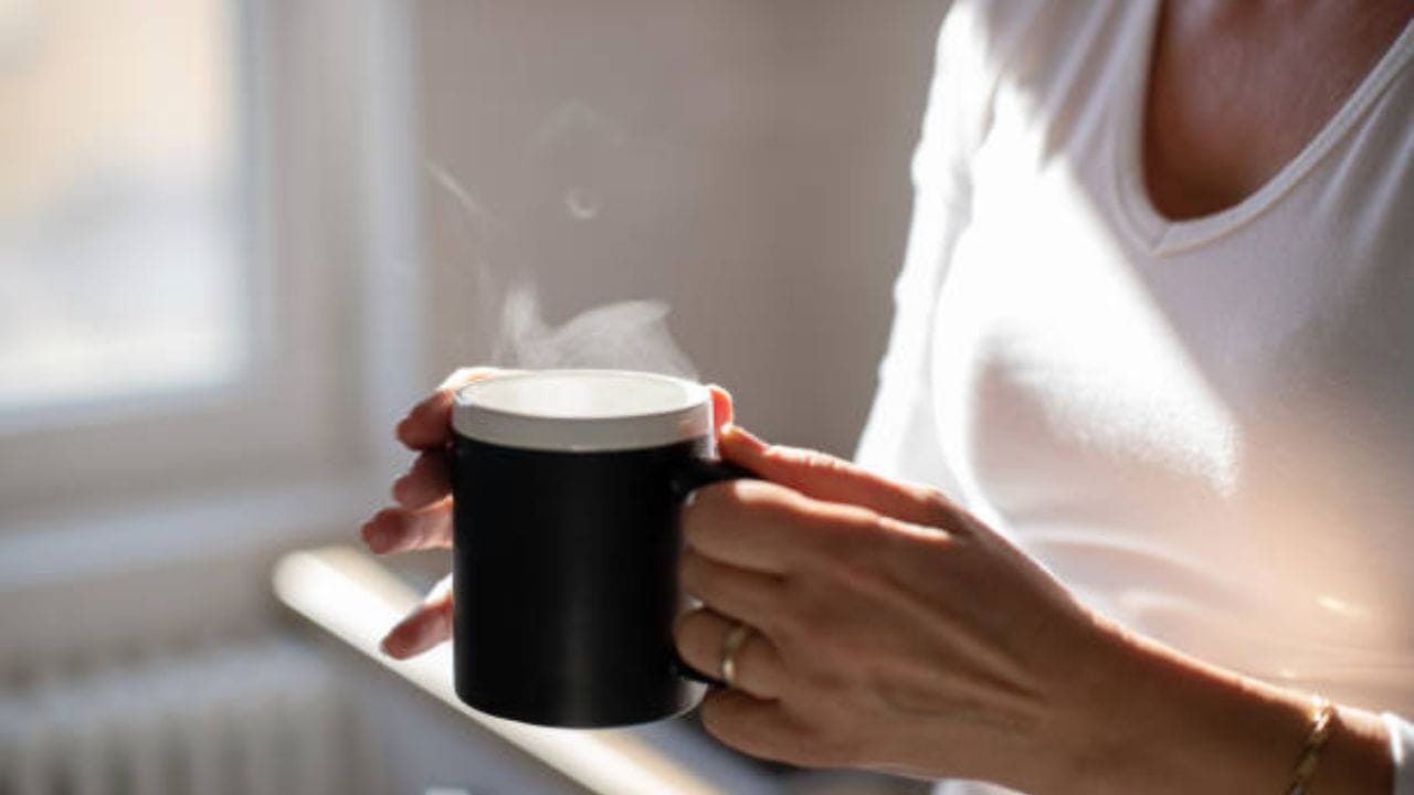 গরম জল পান করলে এটি আপনার দেহের তাপমাত্রা বাড়িয়ে ঘামকে প্ররোচিত করে, যা শরীর থেকে সমস্ত বর্জ্য পদার্থ বের করে দেয়। পাশাপাশি কোষ্ঠকাঠিন্যের সমস্যাকে দূর করে। এই উপায়ে শরীর ডিটক্সিফাই হয়।