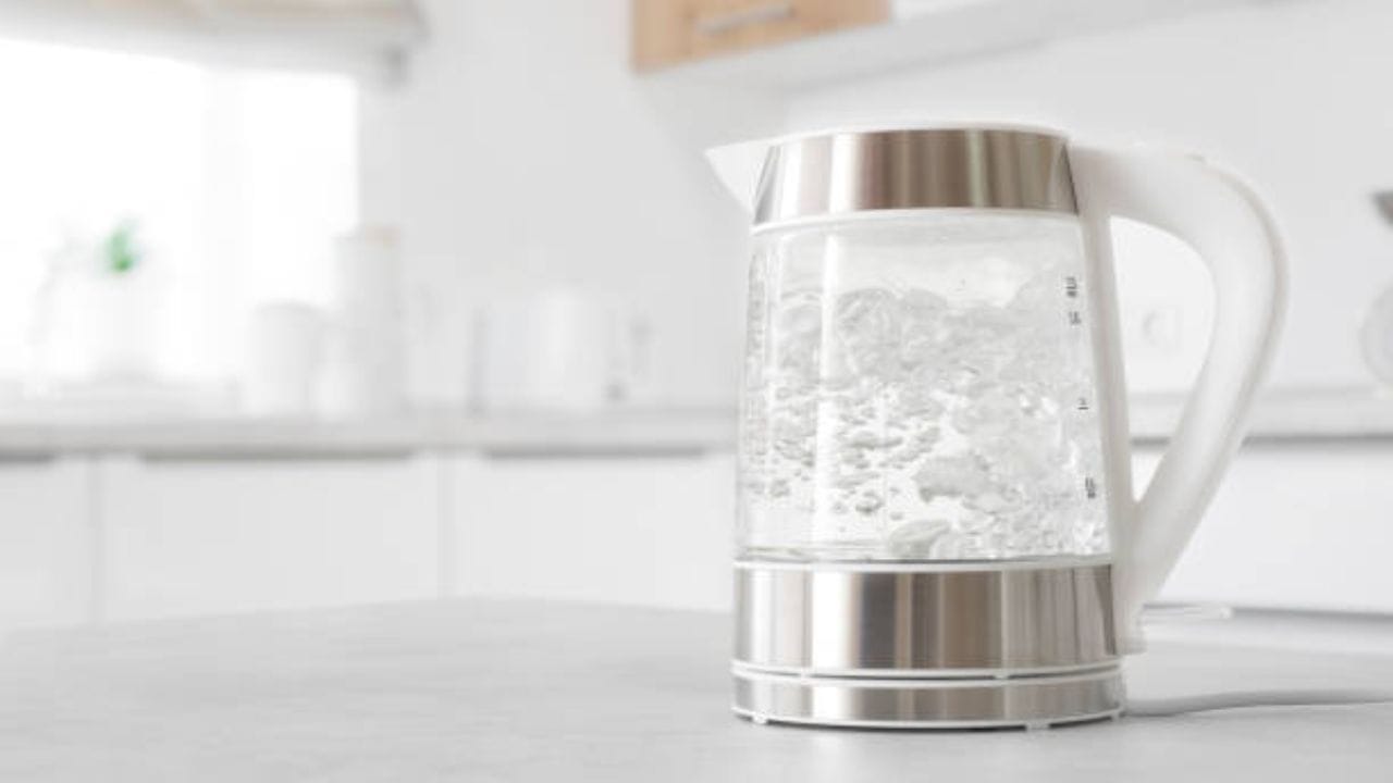 সকালবেলা গরম জল পান করলে এটি দেহে প্রাকৃতিক ডিটক্সিফায়ারের কাজ করে। অর্থাৎ, এটি দেহে জমে থাকা সমস্ত দূষিত পদার্থ শরীর থেকে বের করে দিতে সাহায্য করে। এই উপায়ে ওজনও কমানো যায়।