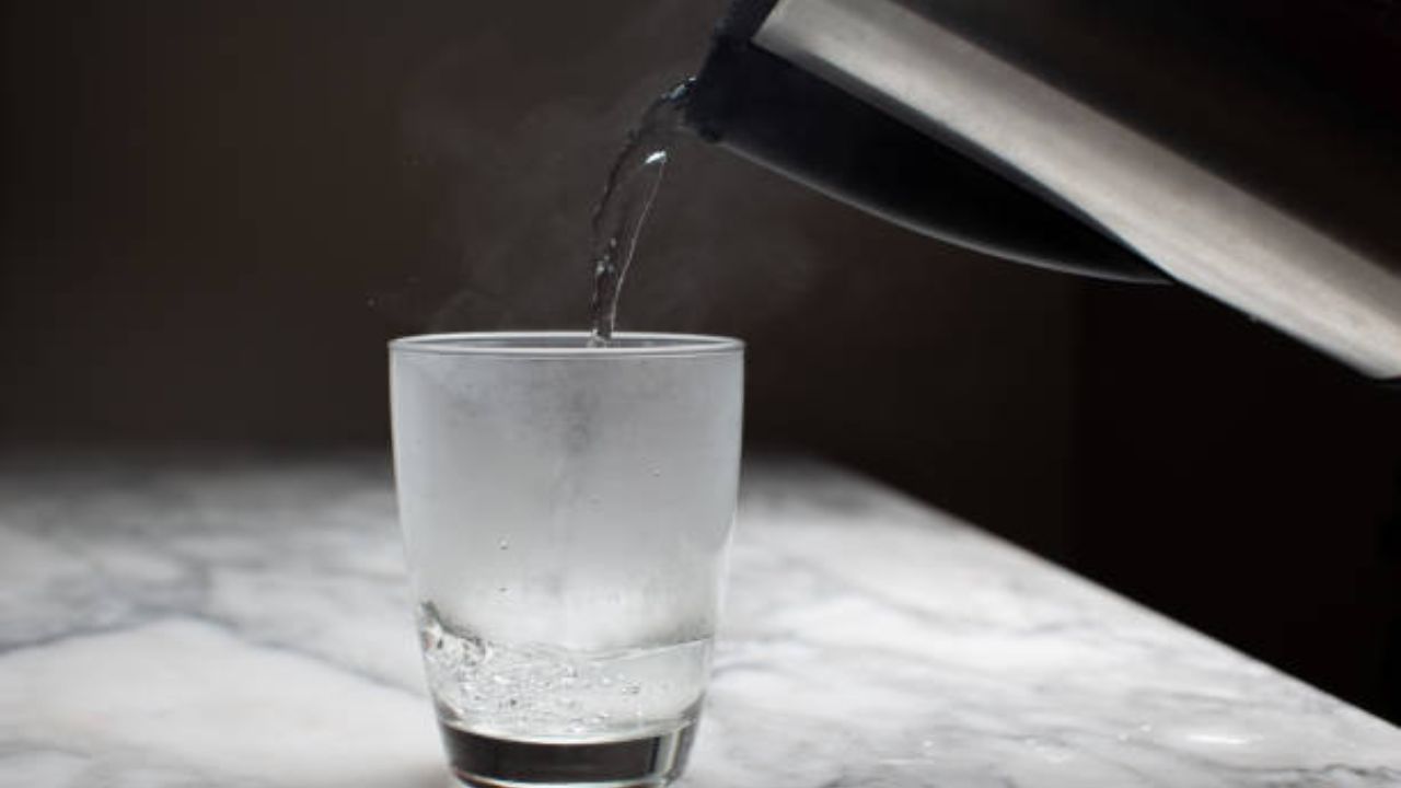 খালি পেটে এক গ্লাস গরম জল পান করলে এটি আপনার বিপাক ক্রিয়াকে উন্নত করতে সাহায্য করে। এতে হজমে সহায়তা হয়। জলের উষ্ণতা হজমের এনজাইমকে উদ্দীপিত করতে সাহায্য করে। এটি খাদ্যের কণাগুলোকে আরও কার্যকরভাবে ভাঙতে এবং খাদ্য থেকে পুষ্টি শোষণ করতে সাহায্য করে।