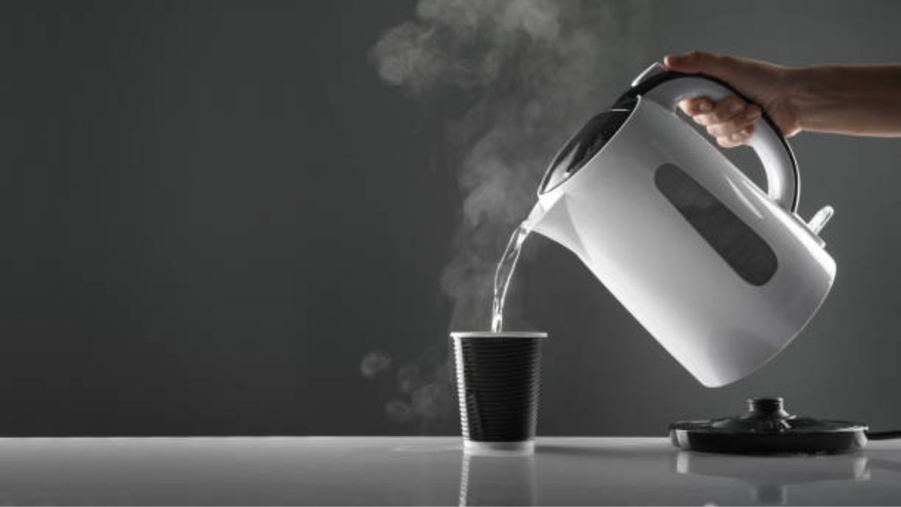 খালি পেটে এক গ্লাস গরম জল পান করলে আপনি একাধিক স্বাস্থ্য উপকারিতা পাবেন। শরীরকে ডিটক্সিফিকেশন করা থেকে শুরু করে ওজন কমাতে সাহায্য করবে এই টোটকা। তাই জেনে নিন খালি পেটে গরম জল খাওয়ার উপকারিতা।