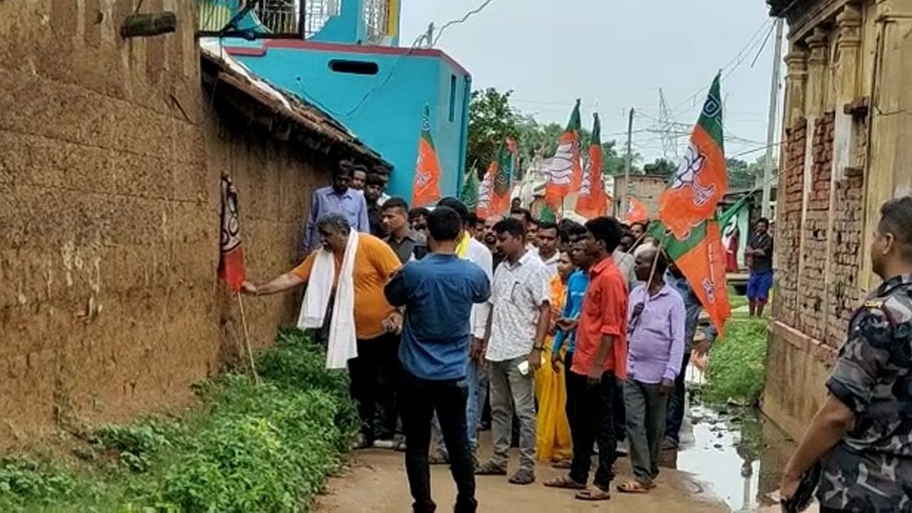 Jitendra Tiwari News: মাটি থেকে তৃণমূলের পতাকা তুললেন বিজেপি নেতা!