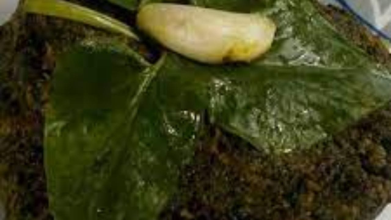 পাতা ভাল করে ধুয়ে জল ঝরাতে দিন। একটা কড়াইতে কালোজিরে, ২০ কোয়া রসুন, কাঁচা লঙ্কা ৬ টা নিয়ে শুকনোই নেড়ে নিতে হবে অল্প আঁচে। এবার পাতাগুলো কুচিয়ে নিতে হবে। 