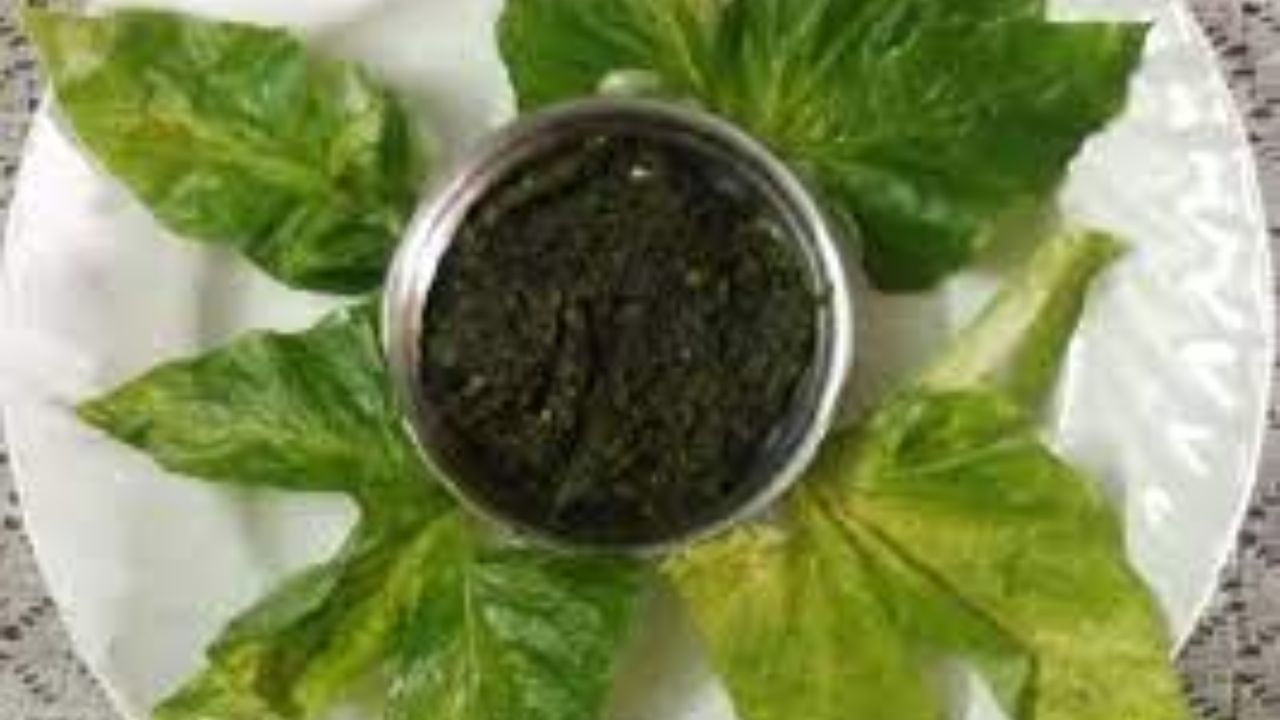 বর্ষাকালে এই পাতা প্রচুর পরিমাণে পাওয়া যায়। বাংলাদেশে এই রান্না খুবই জনপ্রিয়। দু আঁটি খারকোল পাতা হলেই চলবে। খারকোল পাতা ভাল করে কেটে ধুয়ে নিতে হবে। 