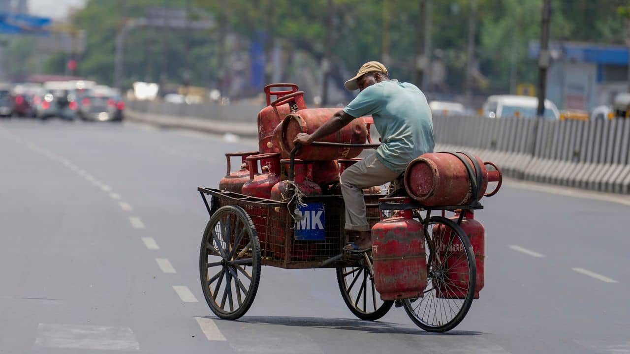 LPG Gas Cylinder Price: মাসের শুরুতেই ধাক্কা, পকেটে চাপ বাড়িয়ে দাম বাড়ল এলপিজি সিলিন্ডারের